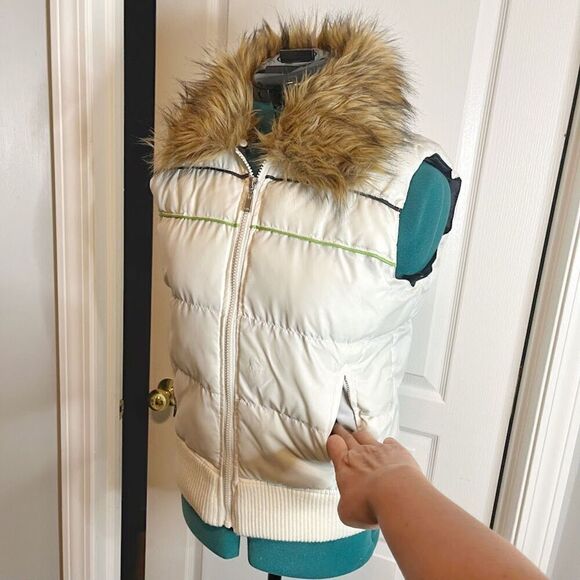 Weathervane Active Quilted Puffer Faux Fur Collar Sleeveless Pocket Zip Vest - Picture 4 of 13